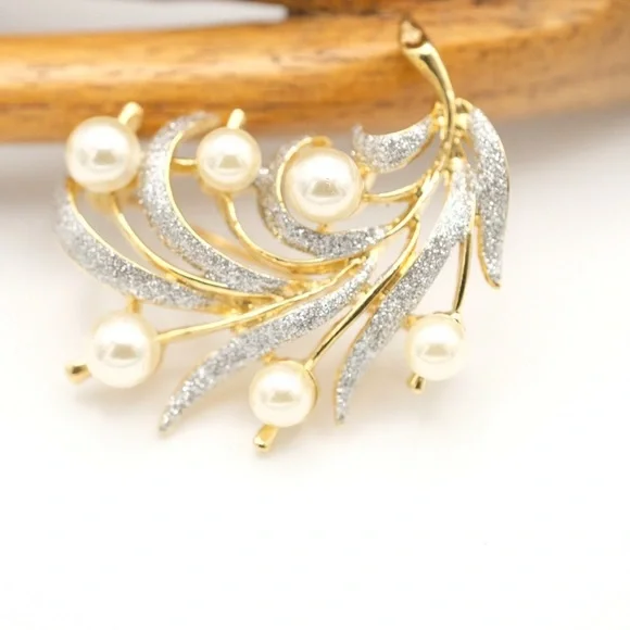 Vintage unmarked Faux Pearl and goldtone Rhinestone Pin Brooch BEAUTIFUL - Picture 13 of 14